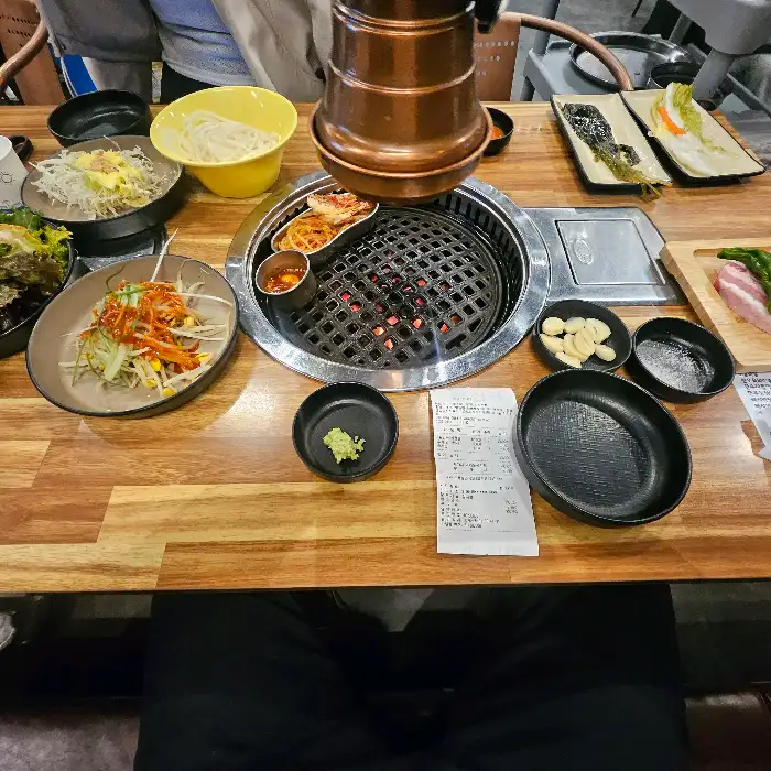 테이블 위에 차려진 다양한 반찬과 쌈 채소