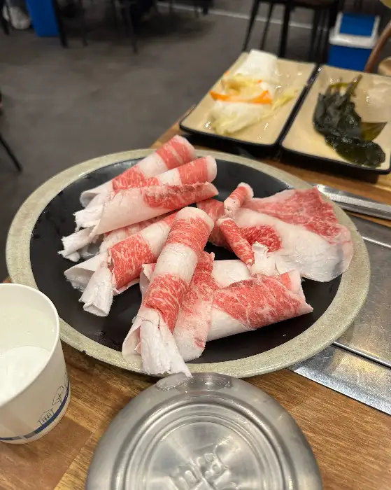 신선한 쌈 채소와 곁들여 먹을 고기