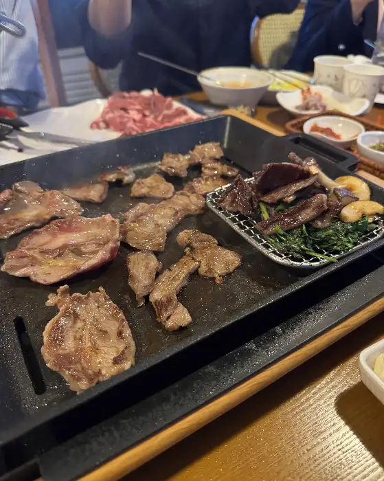 숯불에 구워지는 맛있는 고기