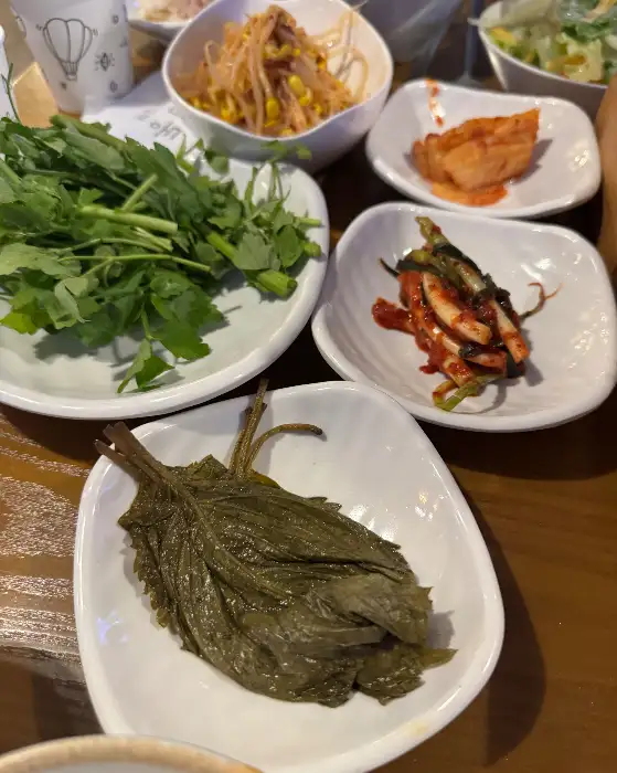 다양한 쌈 채소와 반찬
