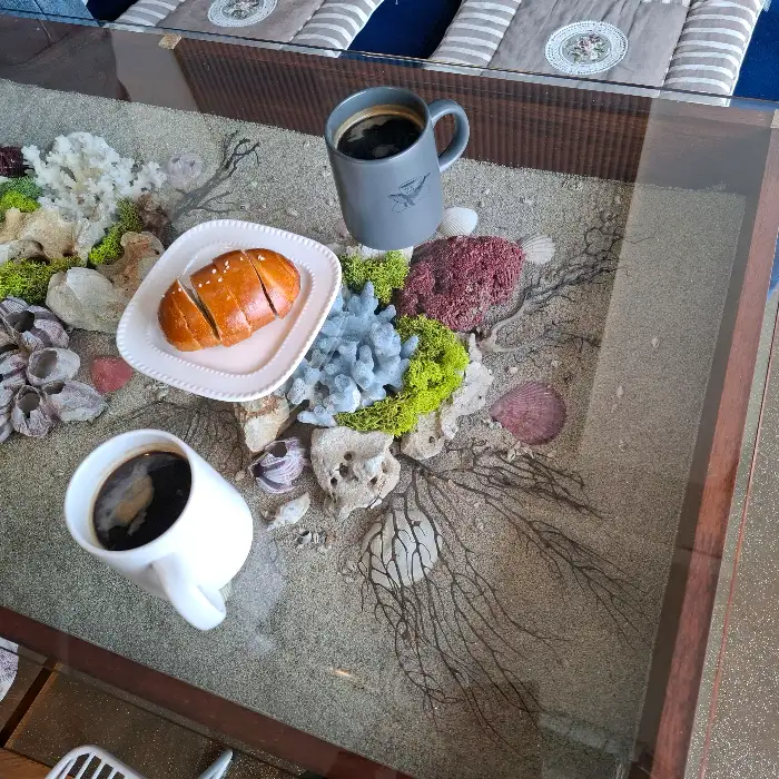 카페 테이블 위 디저트와 커피