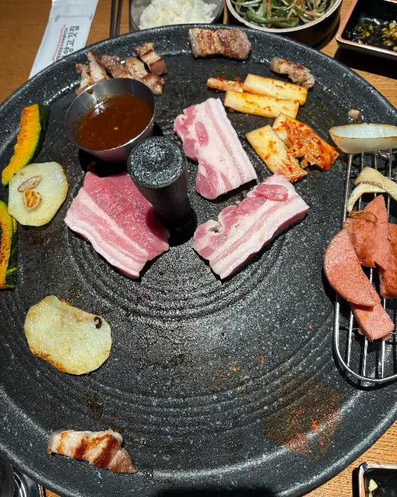잘 익은 삼겹살 한 점