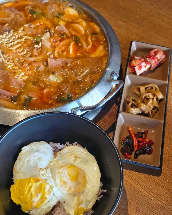 푸짐한 김치찌개와 계란 프라이