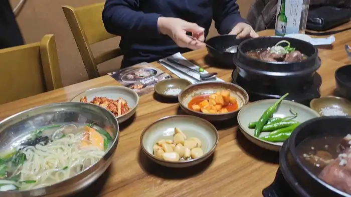 테이블 위에 차려진 여러 음식들