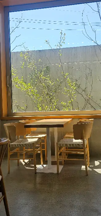 창가 테이블의 아늑한 분위기