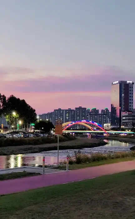 저녁 노을이 지는 도시 풍경과 다리