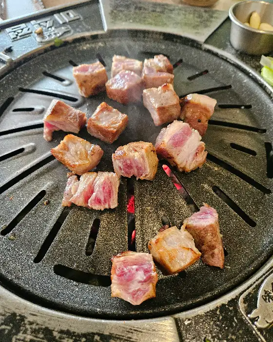 불판 위에서 구워지는 다양한 부위의 고기