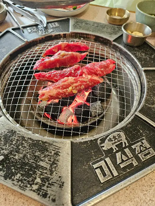 숯불 위에서 구워지고 있는 소갈비살