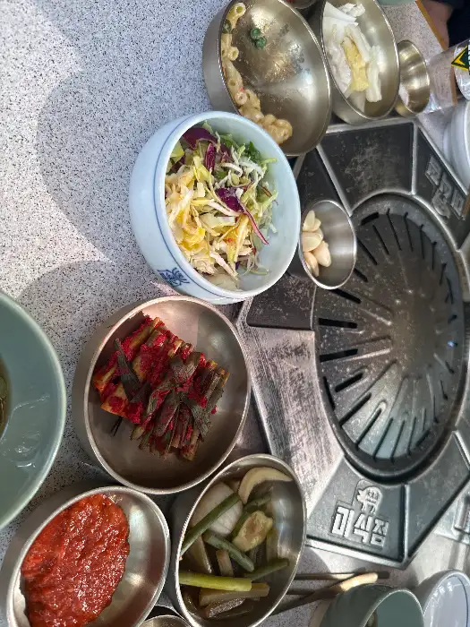 다양한 밑반찬이 담긴 그릇들