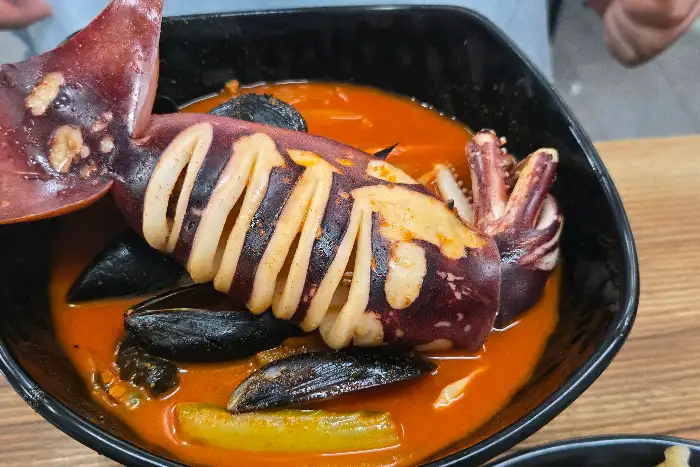 통오징어 짬뽕 위에 통오징어가 올라간 모습