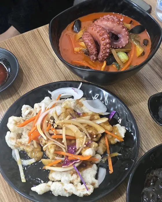 통오징어 짬뽕과 탕수육이 함께 놓인 모습