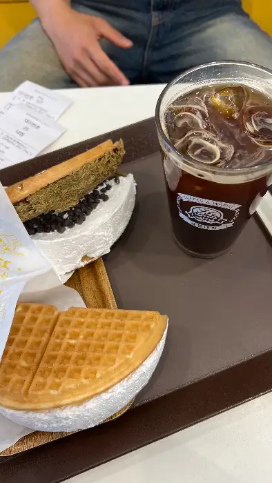 젤라또 와플과 아이스 커피