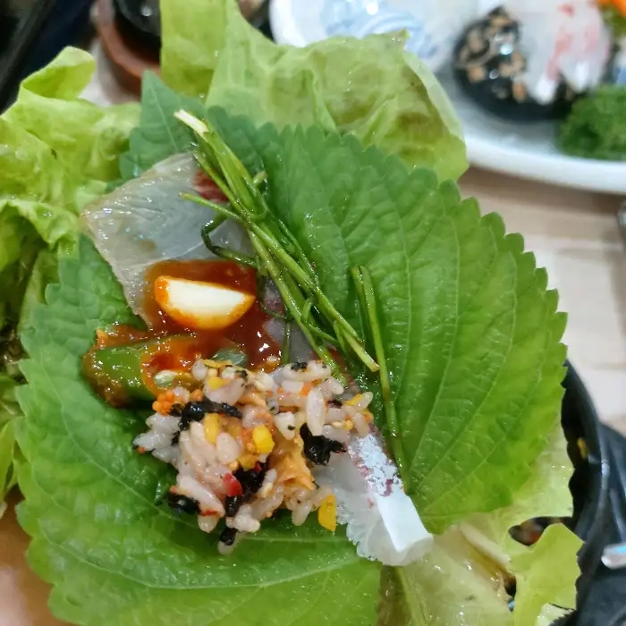 간장게장 밥 비벼 먹는 모습