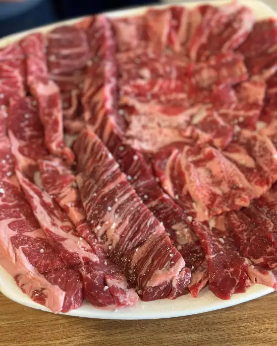 신선한 소고기 모듬 플레이트