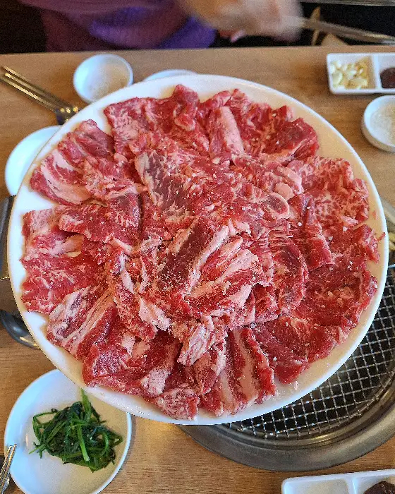 테이블에 놓인 신선한 소고기 모듬