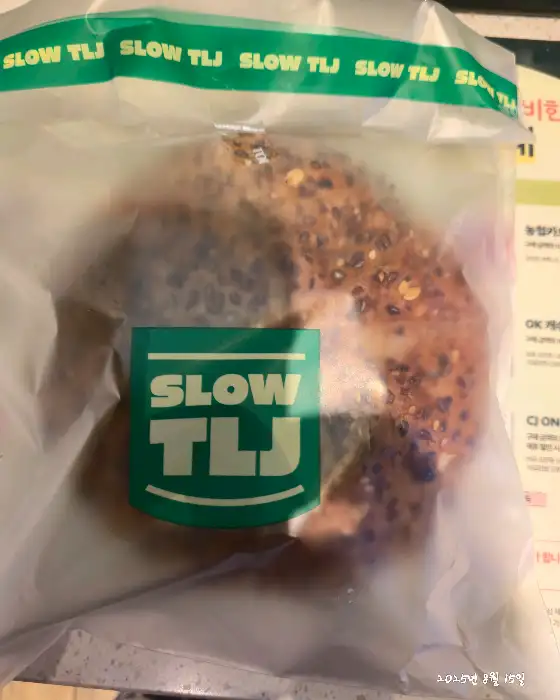 SLOW TLJ 로고가 새겨진 빵 봉투