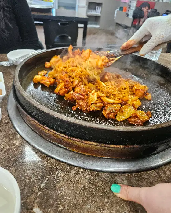철판 위에서 볶아지고 있는 닭갈비