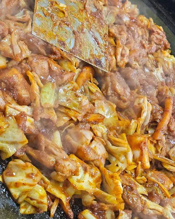 닭갈비와 함께 곁들여 먹는 채소와 소스