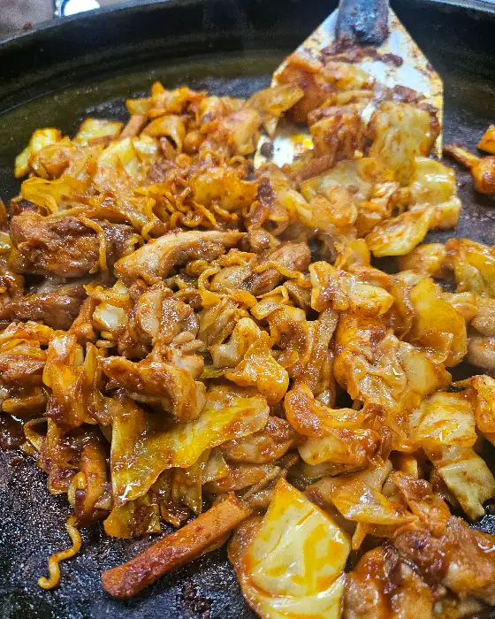 닭갈비와 사리, 볶음밥의 근접 촬영