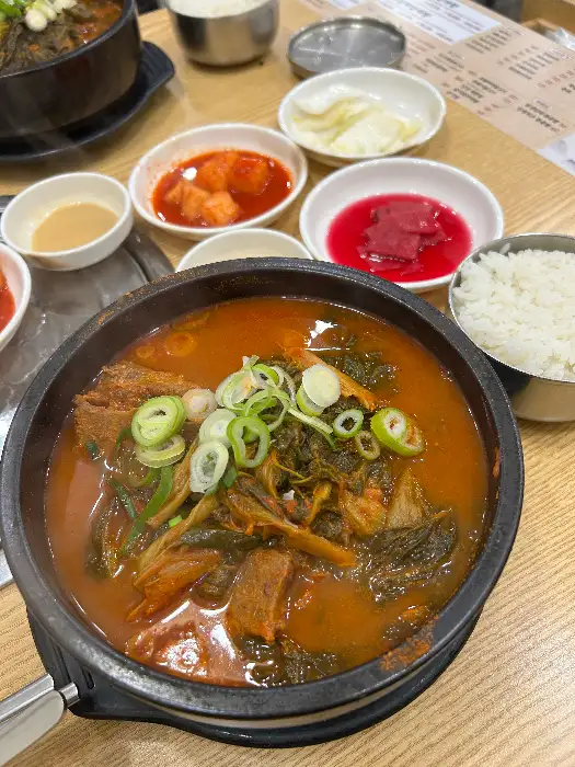 감자탕과 함께 나온 밥, 김치, 깍두기, 그리고 소스