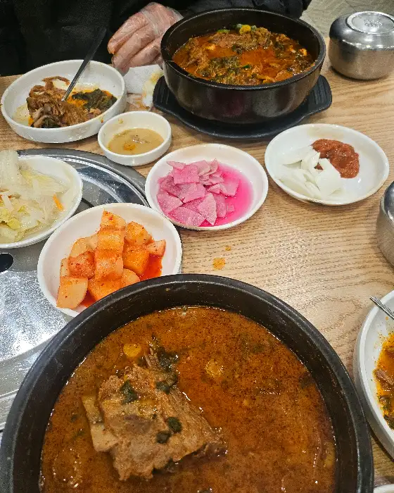 여러 가지 반찬과 함께 나온 감자탕