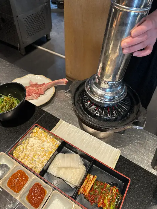 활활 타오르는 숯불과 석쇠 위 고기