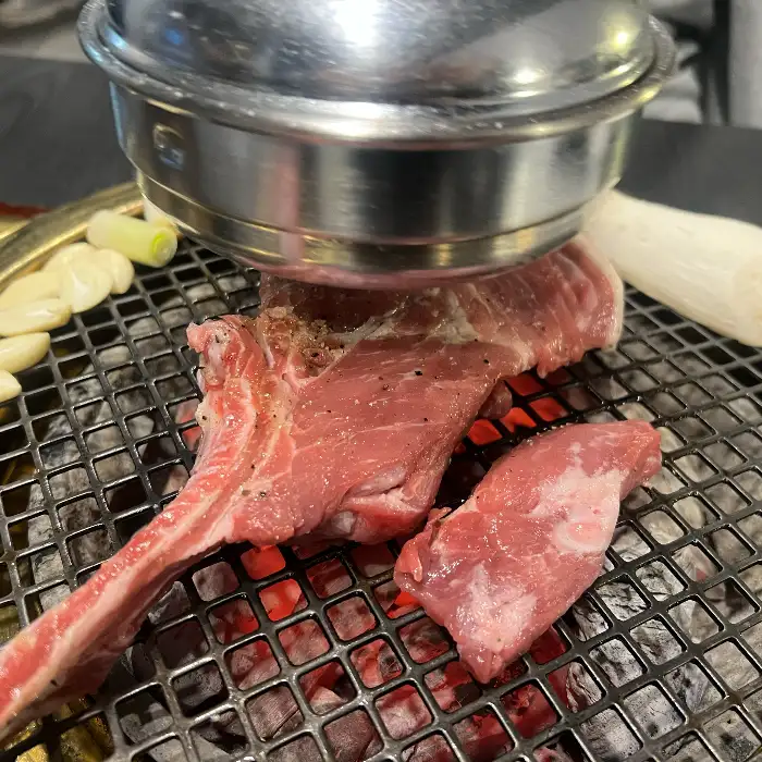 숯불 위 두툼한 고기