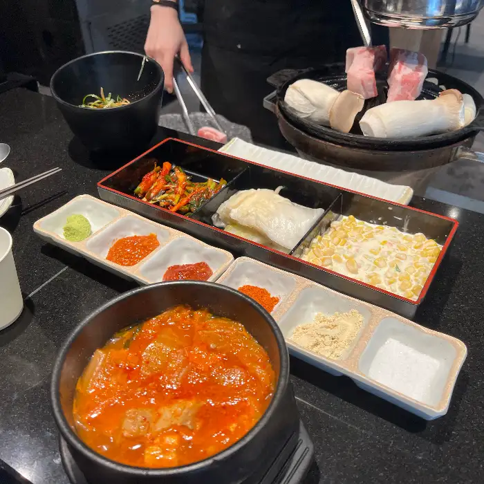 다양한 곁들임 찬과 김치찌개