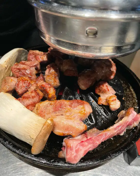 숯불 위 잘 익은 고기 조각들
