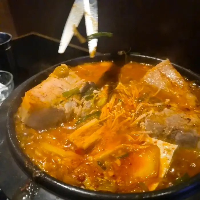 김치찌개 또는 비슷한 국물 요리