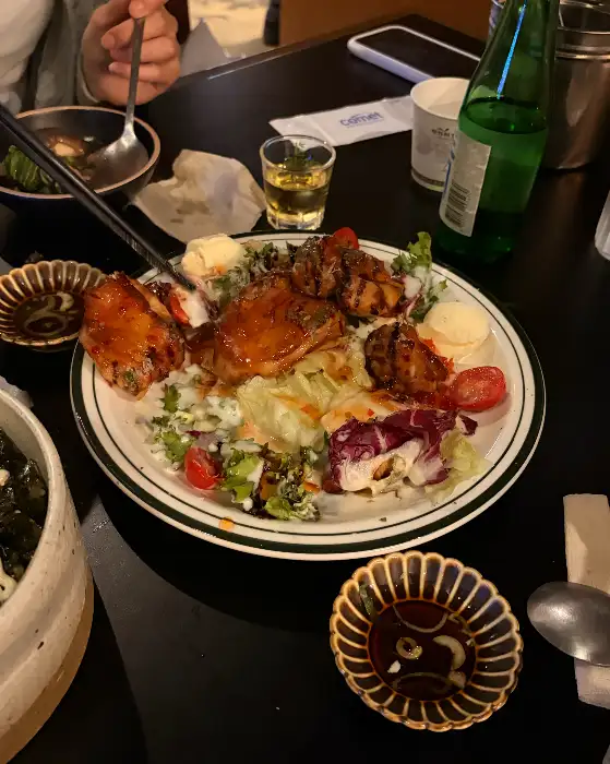 치킨 스테이크와 샐러드