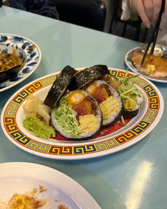 먹음직스러운 후토마끼가 접시에 담겨 있습니다.