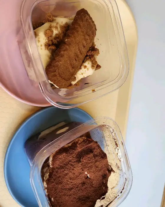테이블 위에 놓인 디저트와 커피