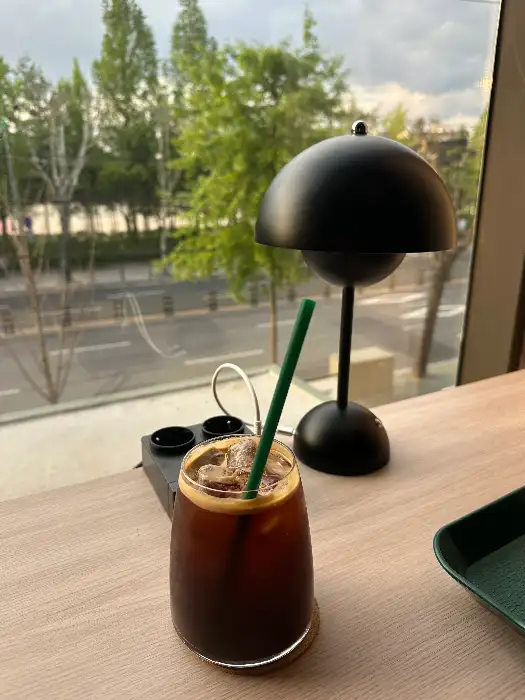 얼음이 동동 뜬 아메리카노
