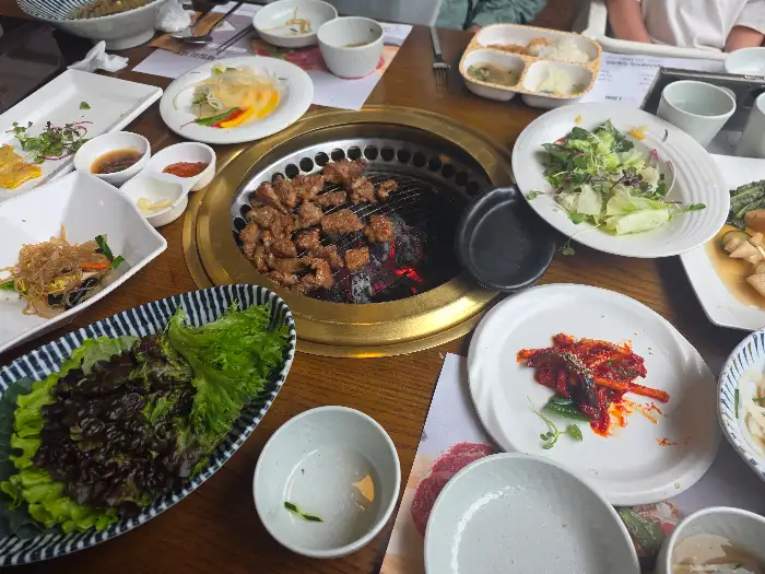 다양한 쌈 채소와 함께 먹는 고기