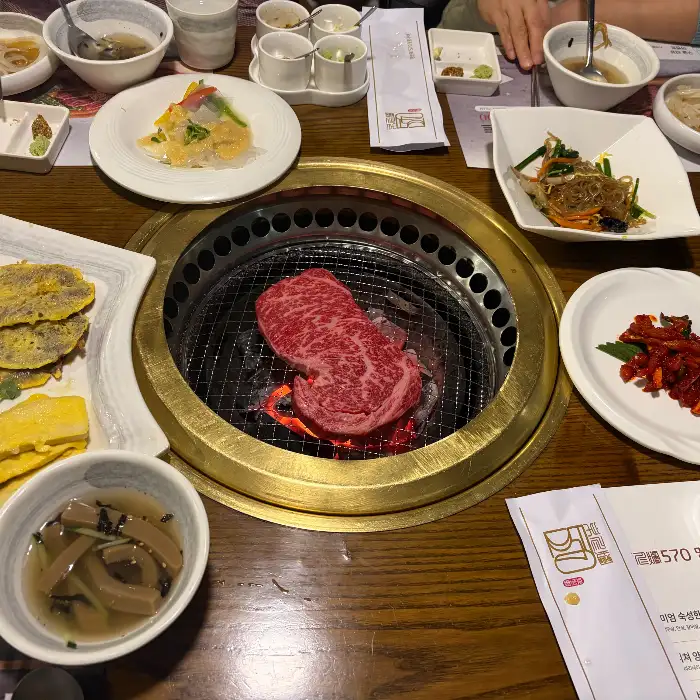 정갈하게 차려진 식탁과 숯불구이