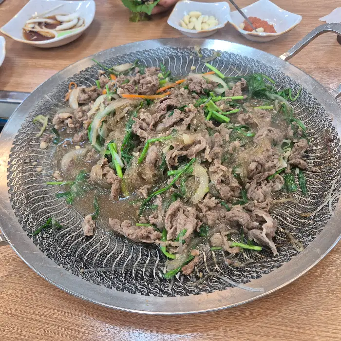 팬 위에서 익어가는 염소 불고기 상세 모습