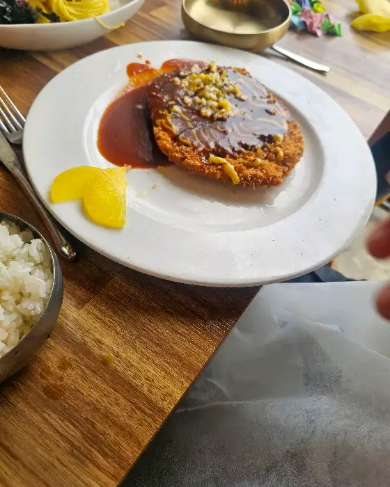 큼지막한 돈까스 메뉴