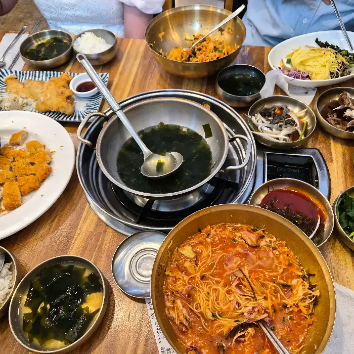 끓고 있는 매운탕과 다양한 반찬들