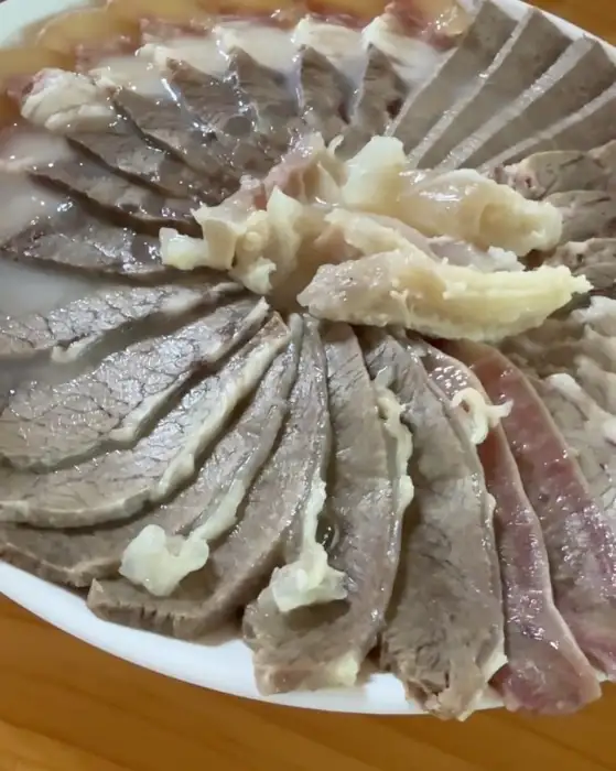 가지런히 놓여 있는 수육 접시