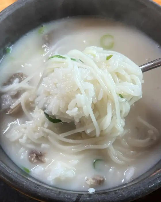 김치와 깍두기가 담긴 그릇