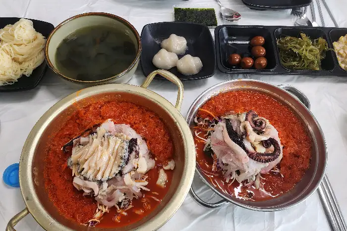푸짐하게 차려진 스페셜 냄비물회 한 상