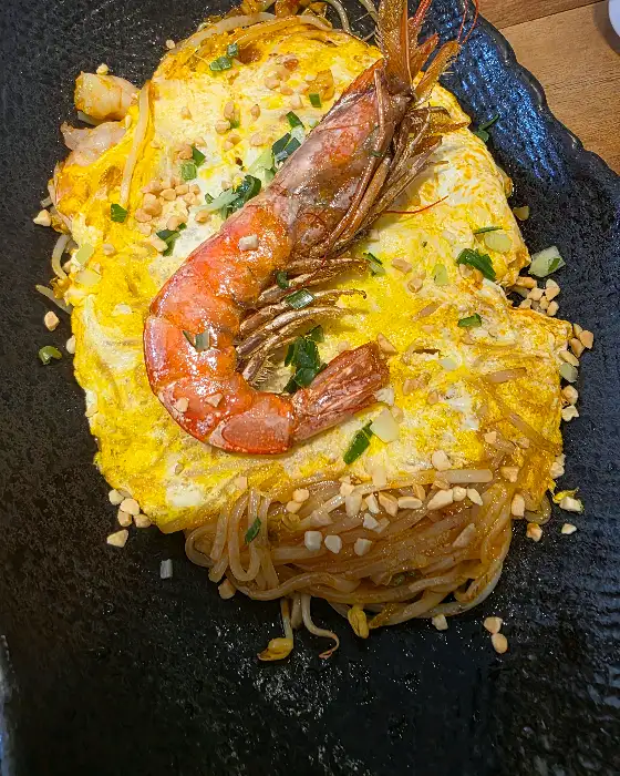 큼직한 새우가 올라간 파인애플 볶음밥