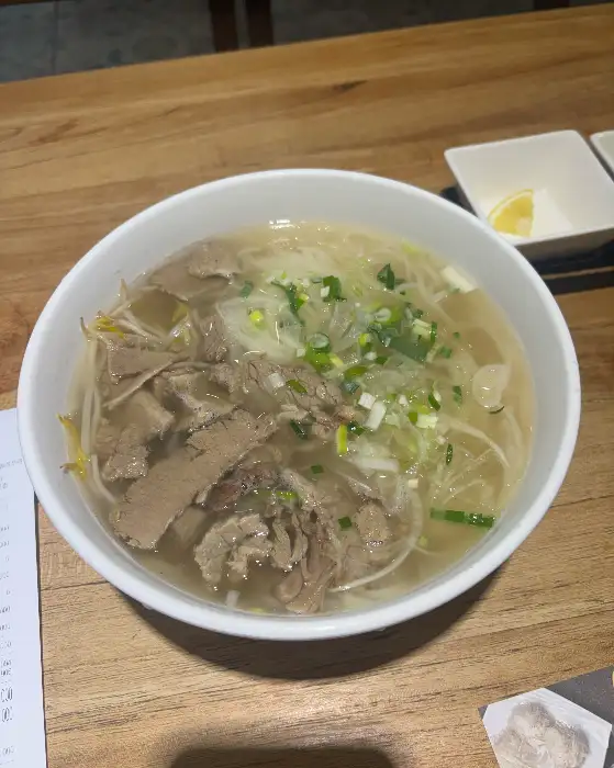 깔끔하게 준비된 쌀국수와 곁들임 반찬