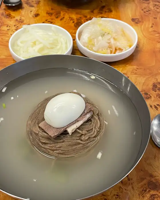 평양냉면 면발과 고명