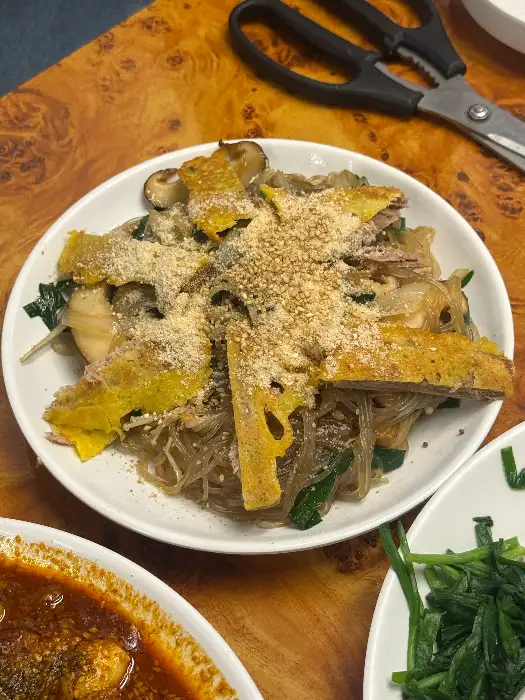 정성스럽게 빚은 손만두