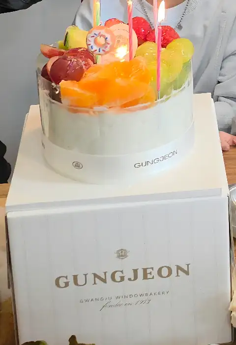 과일이 올라간 케이크