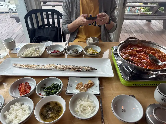 깔끔하게 차려진 갈치구이와 밥상