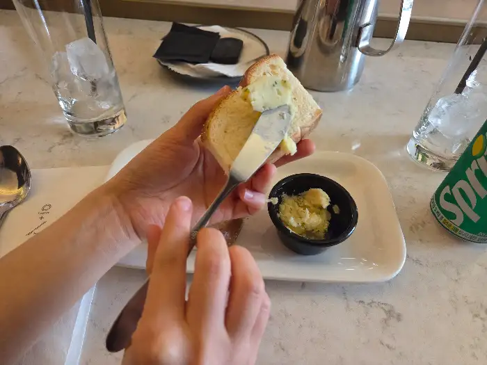 식전빵과 버터