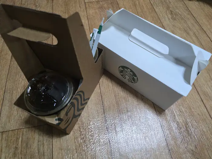 포장된 케이크 박스